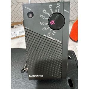 Vintage Magnavox Radio D1220 Hand Held Pocket AM FM Two Band Radio. Works